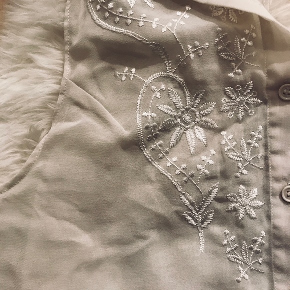 Reformed 🙏🏼 Sleeveless Button Down - Picture 4 of 4